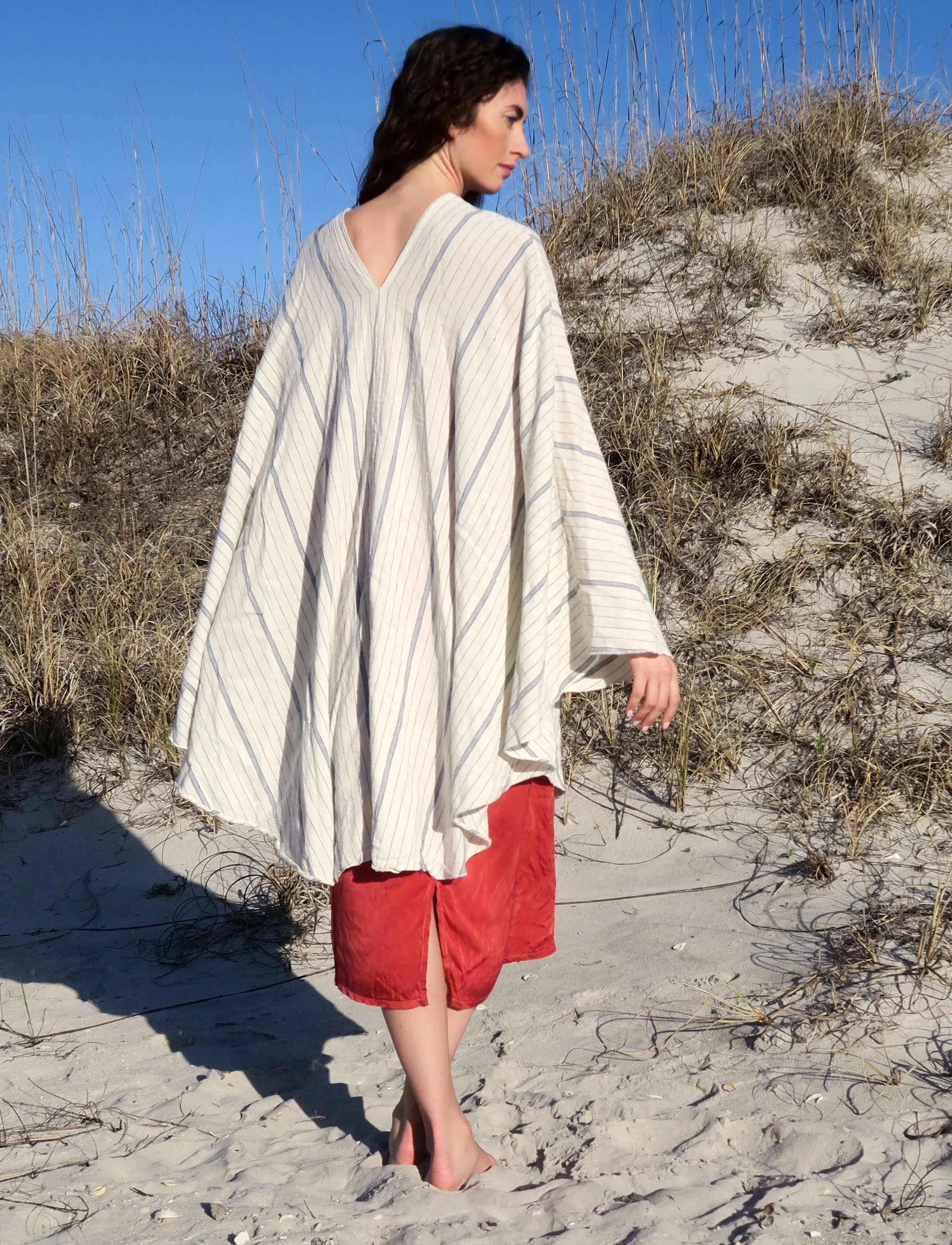 HANDWOVEN - Flip V Aphrodite Short Cape
